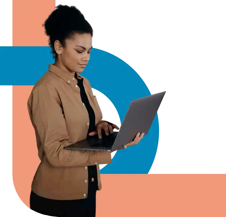 Mulher segurando um notebook e digitando, com gráficos abstratos em azul e laranja ao fundo.